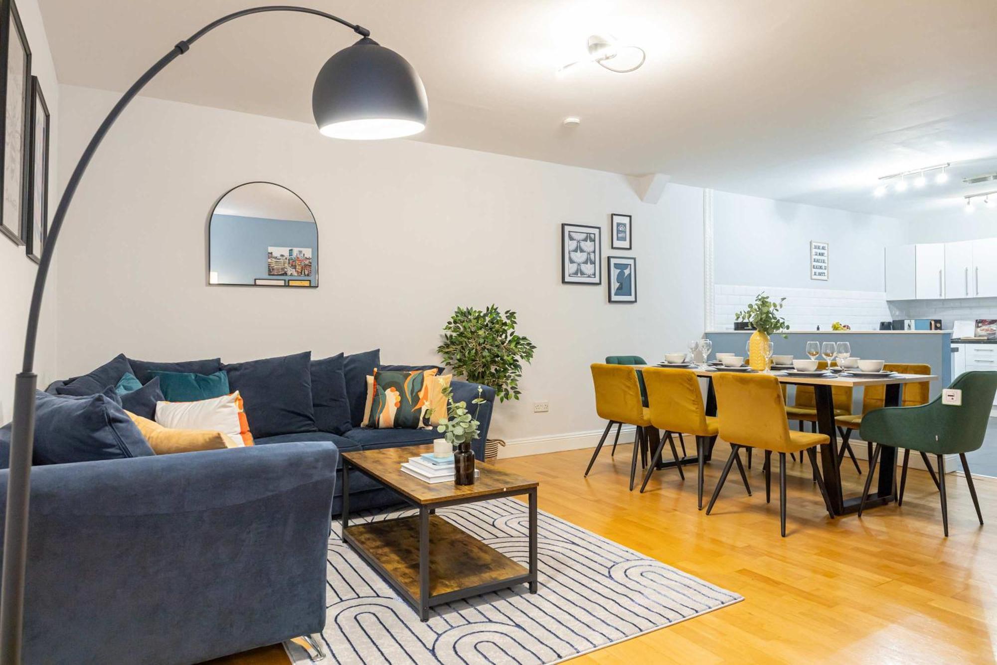 3 Bed Canal St Flat Sleeps 9 City Centre, Manchester